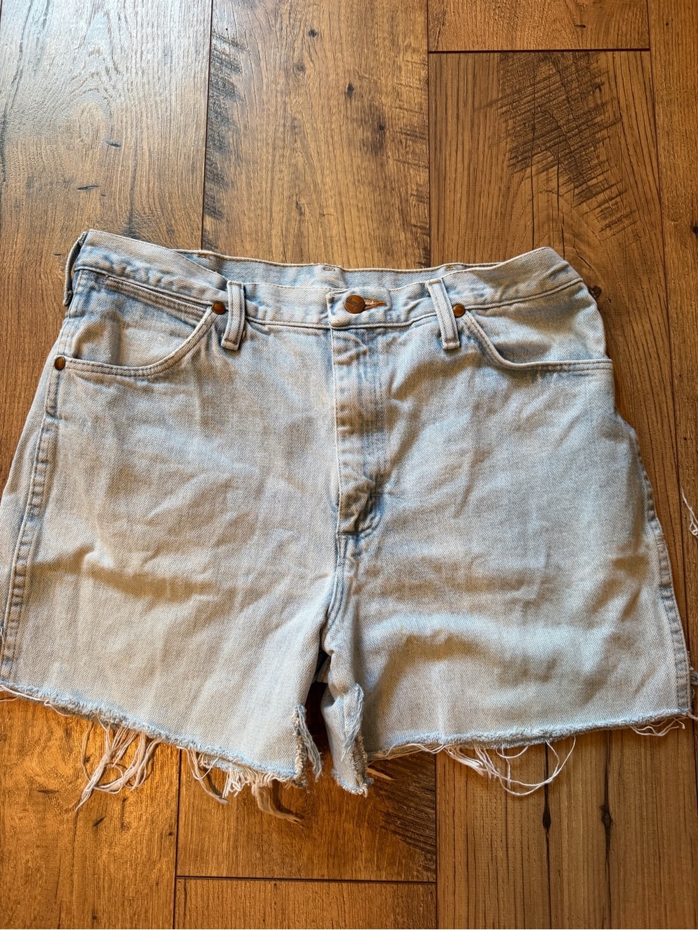 Vintage Made in USA Wrangler Light Wash Denim Cut-Off Shorts Size 34 100% Cotton